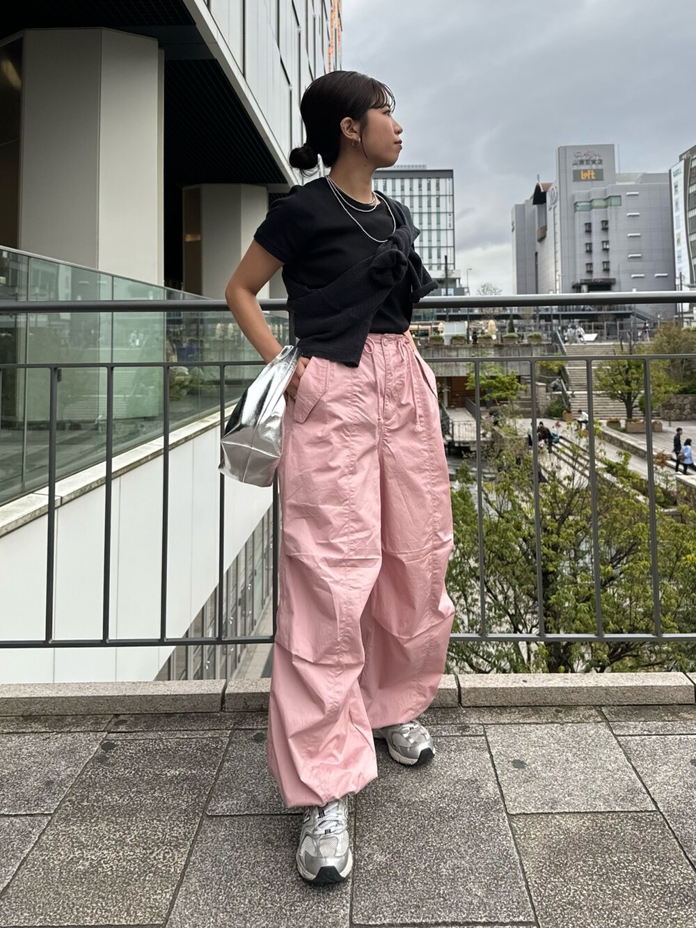 ブラック系のTシャツ/カットソー、シルバー系のハンドバッグ、ピンク系のその他パンツを着用したレディースの春コーディネートの3枚目の写真
