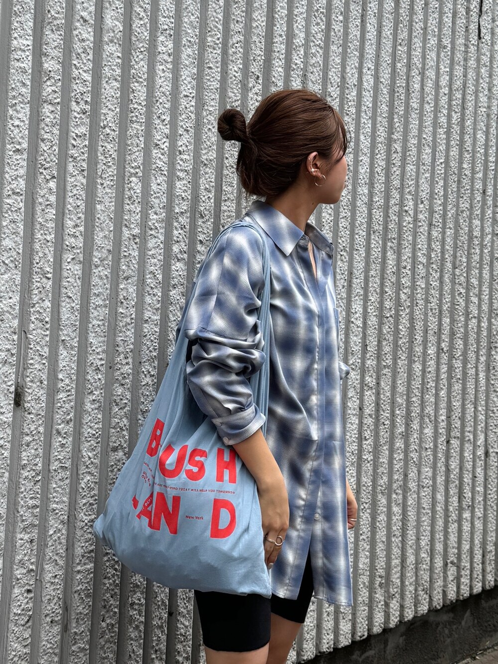 ブルー系のシャツ/ブラウス、ブルー系のエコバッグ/サブバッグを着用したレディースの夏コーディネートの7枚目の写真