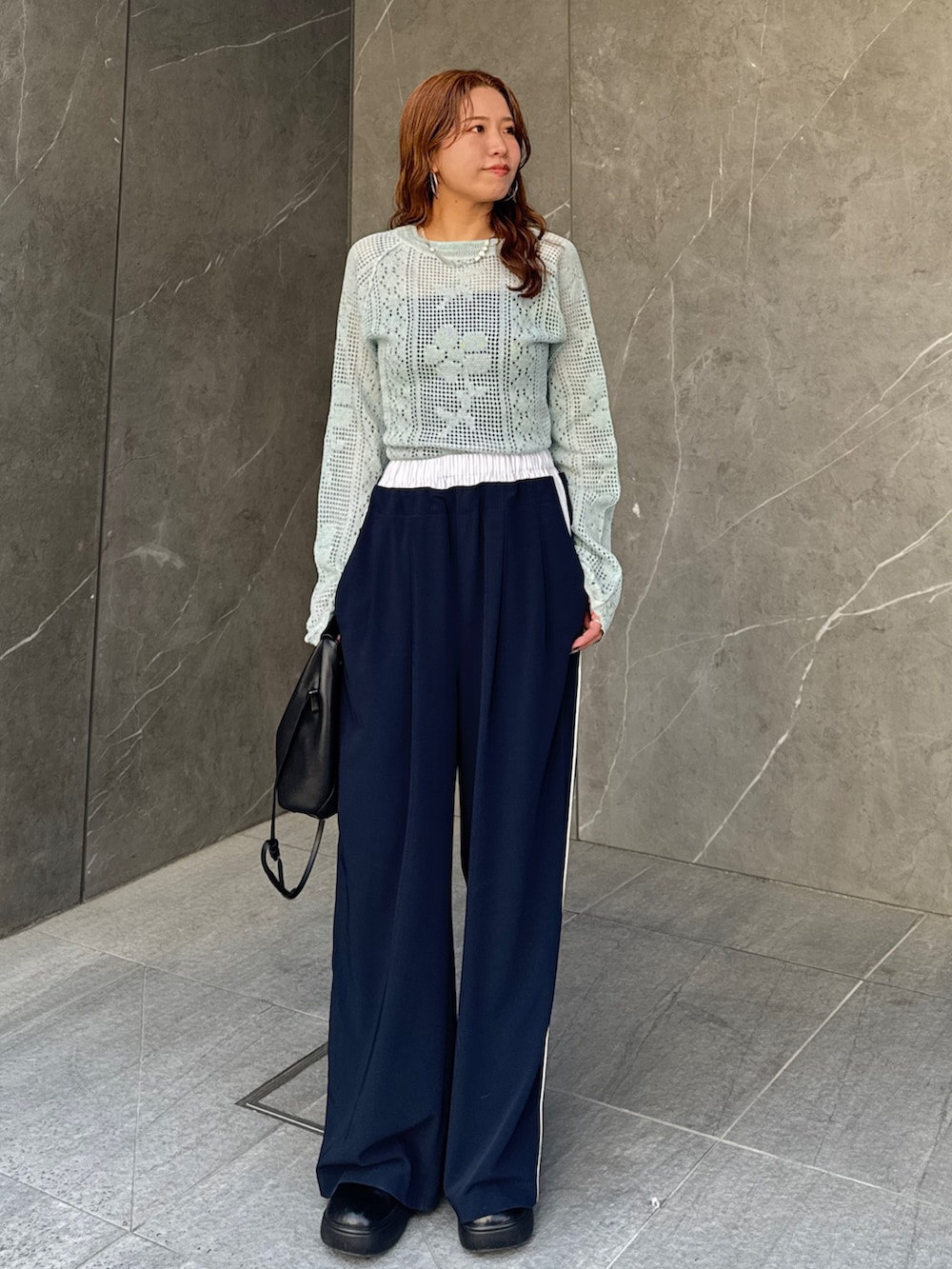 ブルー系のニット/セーター、ブルー系のその他パンツを着用したレディースの春コーディネートの7枚目の写真