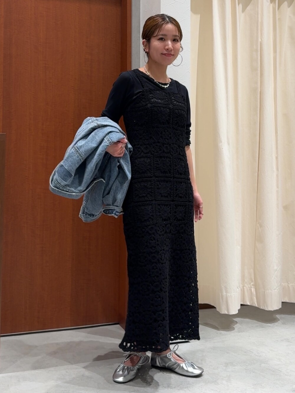 ブラック系のワンピース、ブラック系のTシャツ/カットソー、ブルー系のデニムジャケットを着用したレディースの春コーディネートの6枚目の写真