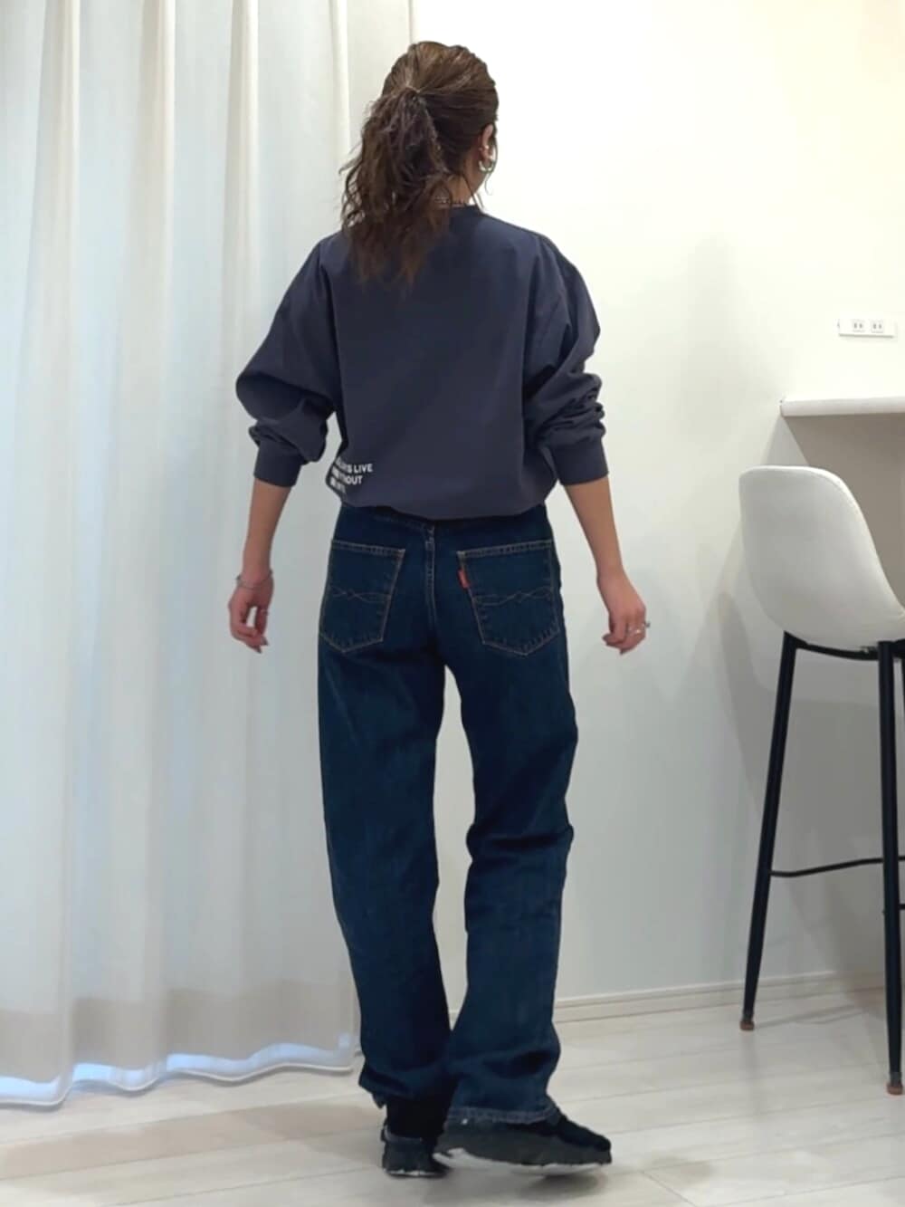 ブルー系のデニムパンツ、ブルー系のTシャツ/カットソー、シルバー系のネックレスを着用したレディースの春コーディネートの3枚目の写真