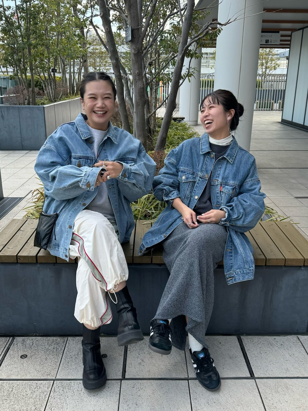 ブルー系のデニムジャケット、ブルー系のデニムジャケット、グレー系のスウェットを着用したレディースの冬コーディネートの3枚目の写真