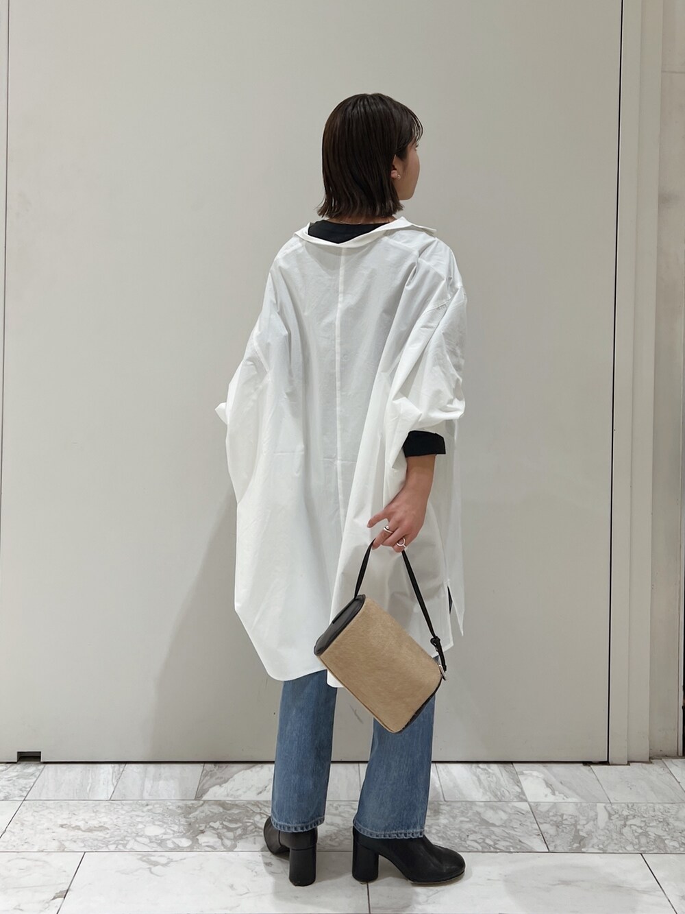 ホワイト系のシャツ/ブラウス、ブラック系のTシャツ/カットソー、その他のハンドバッグを着用したレディースの冬コーディネートの8枚目の写真