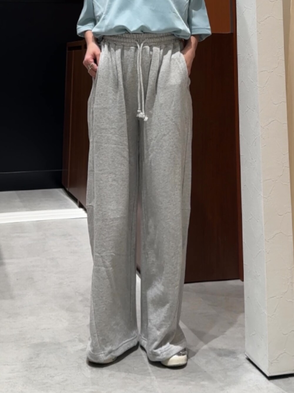 グレー系のスウェットパンツ、ブルー系のシャツ/ブラウスを着用したレディースの春コーディネートの7枚目の写真