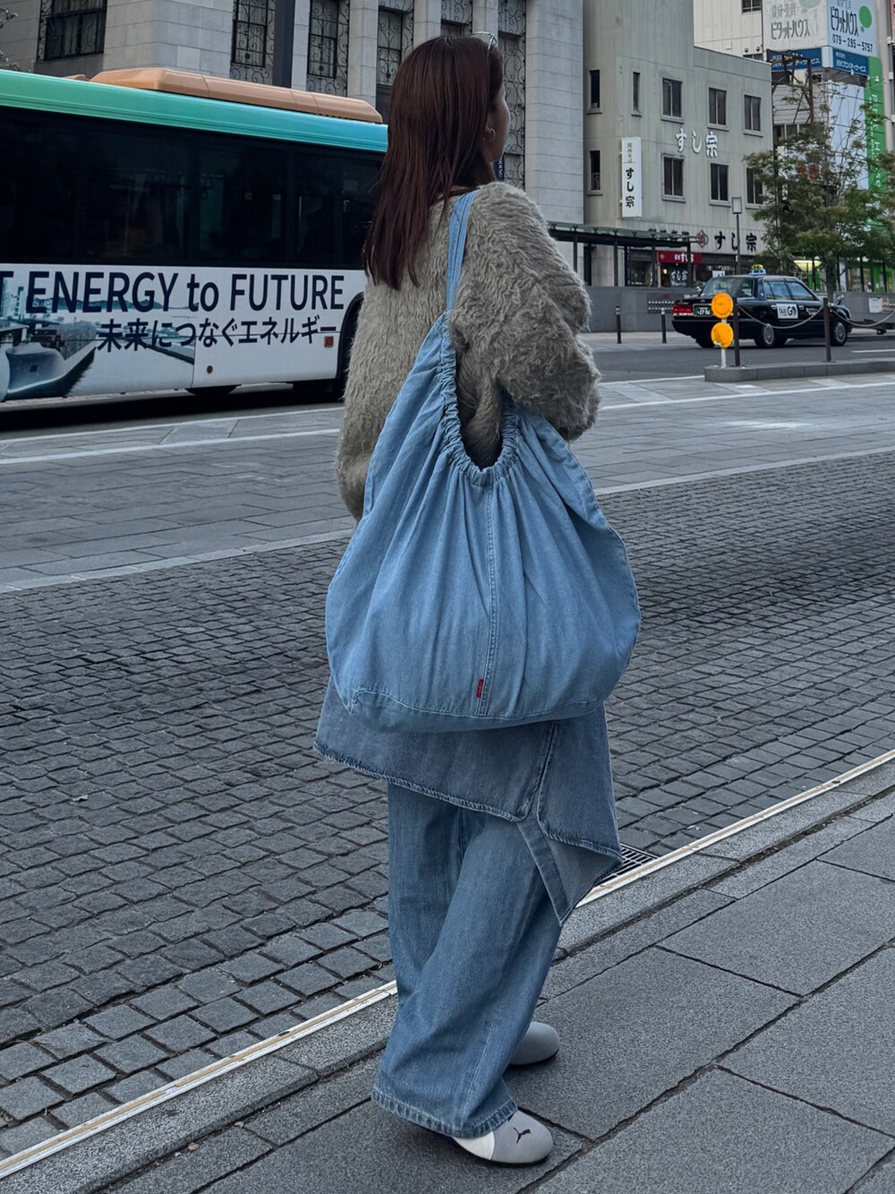 ブルー系のデニムパンツ、ブルー系のシャツ/ブラウス、グレー系のカーディガン/ボレロを着用したレディースの秋コーディネートの4枚目の写真