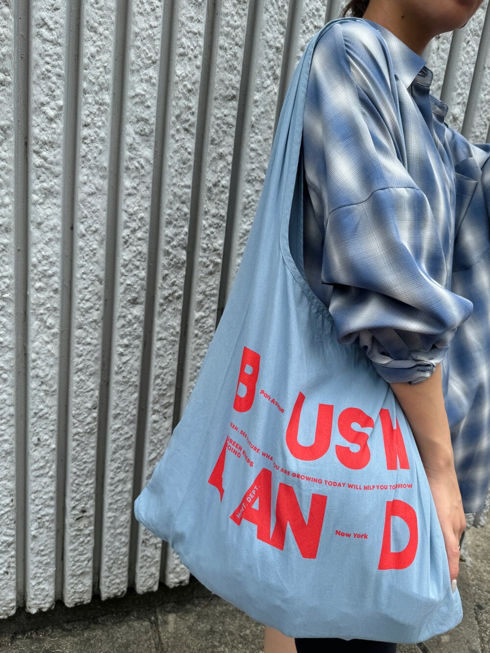 ブルー系のシャツ/ブラウス、ブルー系のエコバッグ/サブバッグを着用したレディースの夏コーディネートの8枚目の写真