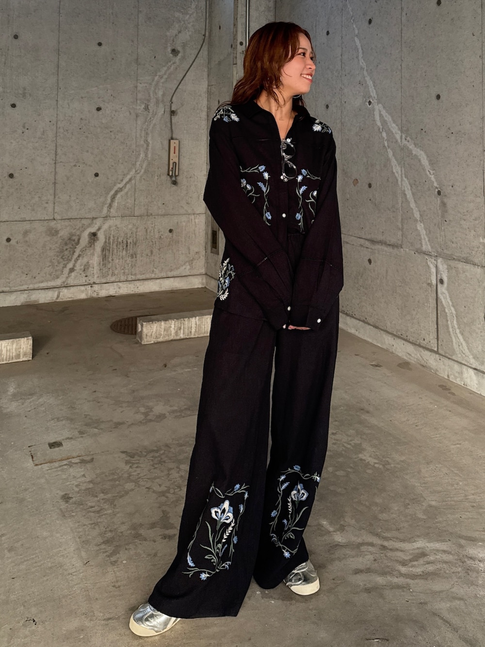 ベージュ系のブルゾン、ブラック系のシャツ/ブラウス、ブラック系のその他パンツを着用したレディースの冬コーディネートの9枚目の写真