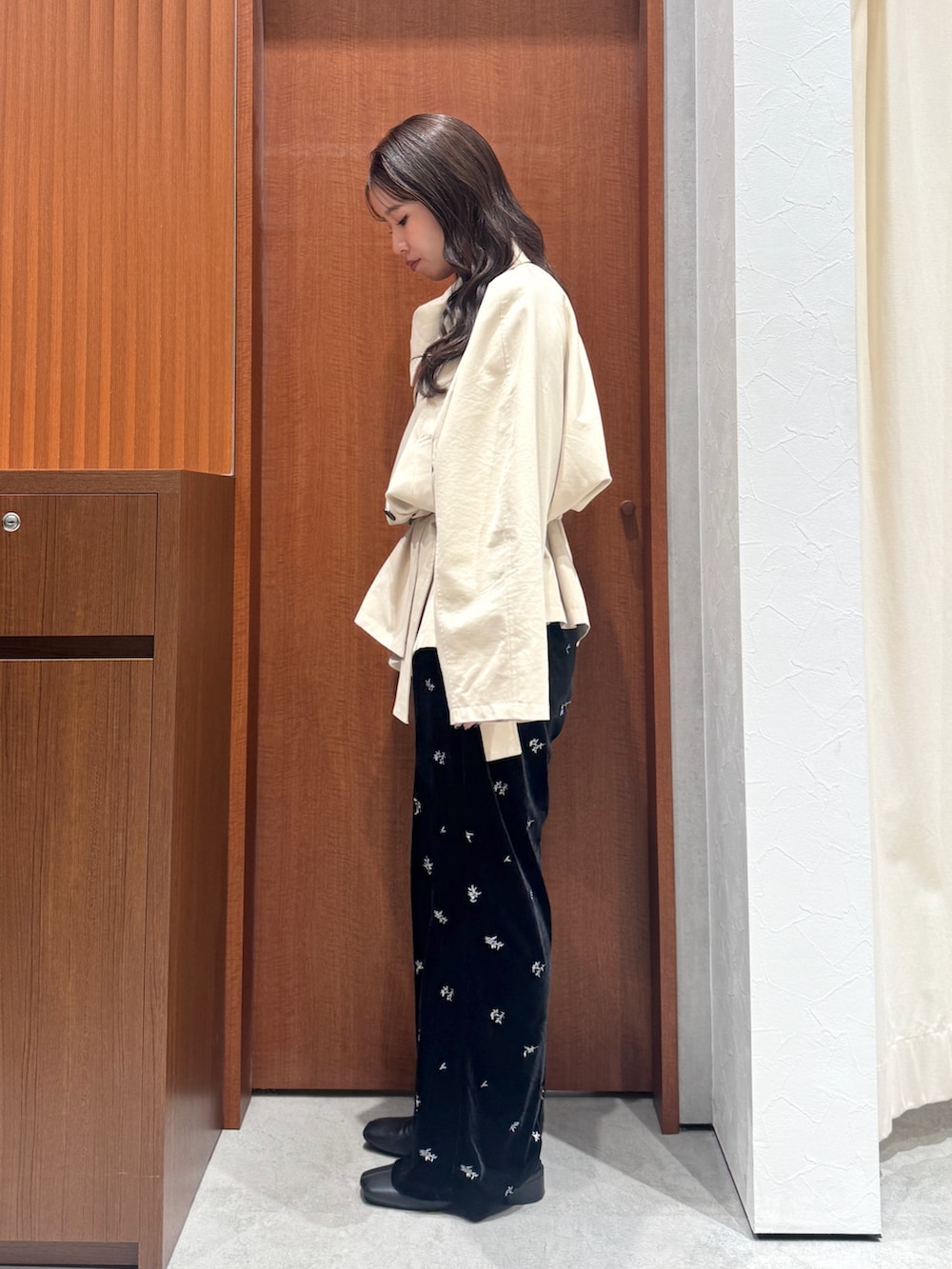 ブラック系のその他パンツ、ベージュ系のトレンチコート、ブラック系のサンダルを着用したレディースの秋コーディネートの5枚目の写真
