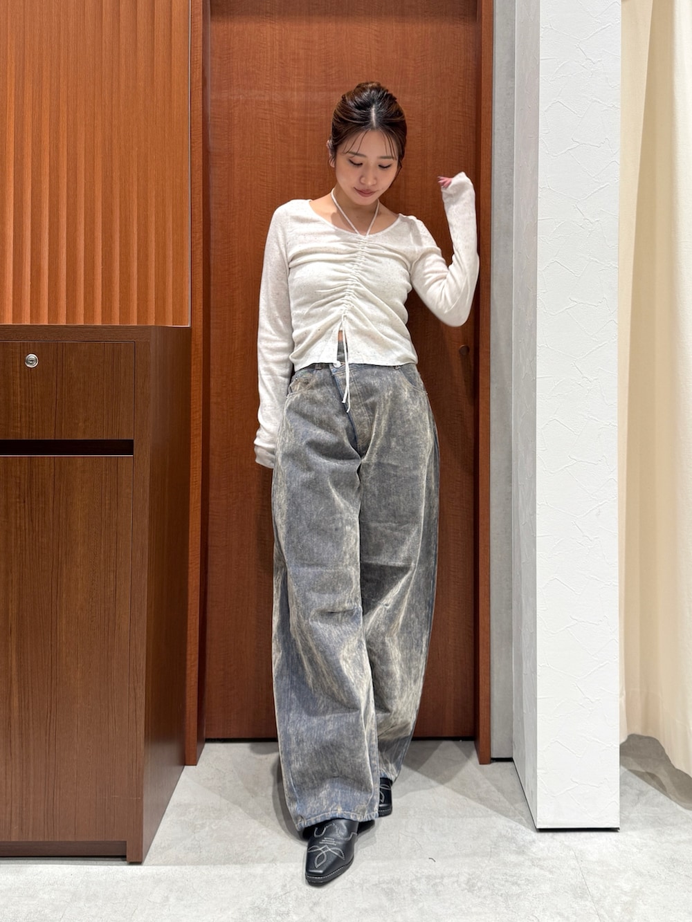 ベージュ系のデニムジャケット、ベージュ系のデニムパンツ、ホワイト系のニット/セーターを着用したレディースの秋コーディネートの9枚目の写真