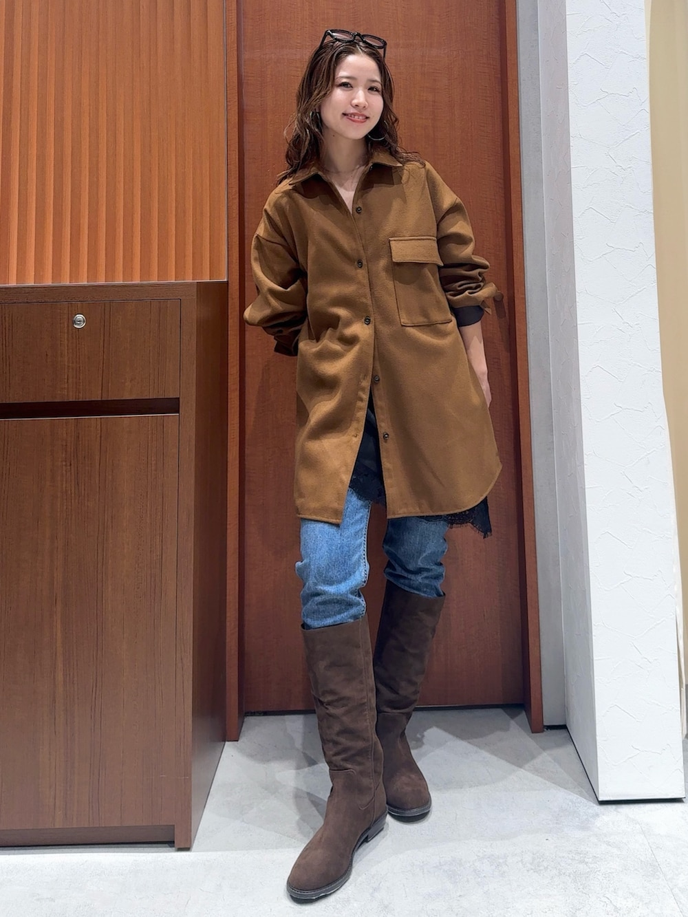 ブラック系のキャミソール、イエロー系のシャツ/ブラウス、ブルー系のデニムパンツを着用したレディースの冬コーディネートの2枚目の写真