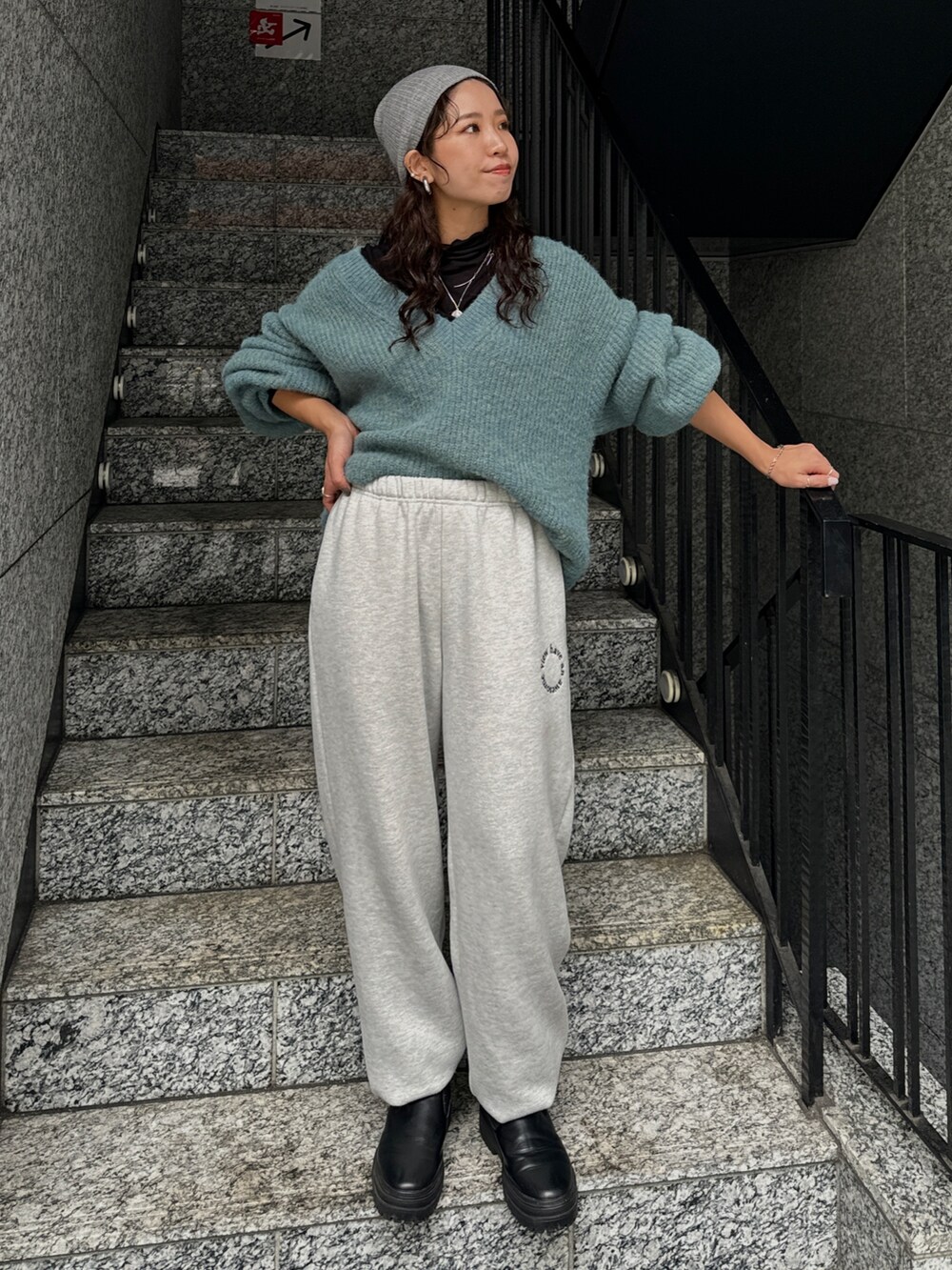 ブラック系のTシャツ/カットソー、グレー系のスウェットパンツ、ブルー系のニット/セーターを着用したレディースの秋コーディネートの6枚目の写真