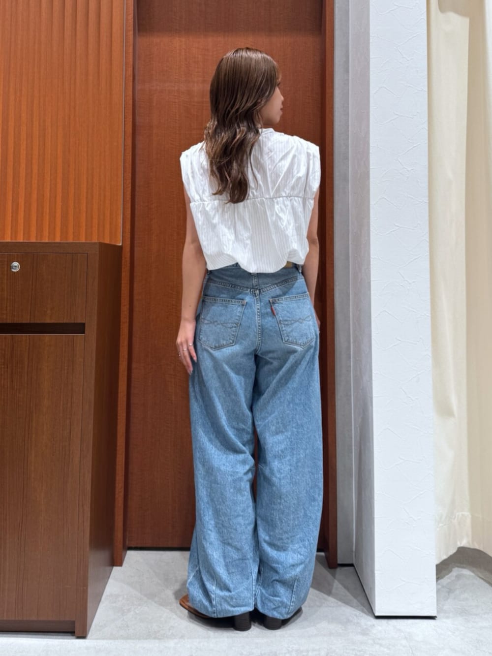 その他のサンダル、ホワイト系のシャツ/ブラウス、ブルー系のデニムパンツを着用したレディースの夏コーディネートの5枚目の写真