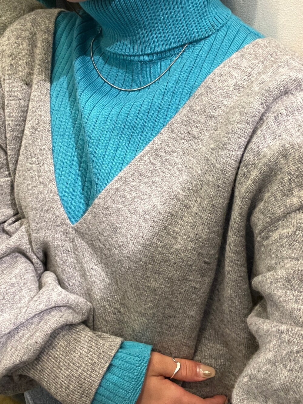 ブルー系のニット/セーター、グレー系のニット/セーター、ブルー系のデニムパンツを着用したレディースの冬コーディネートの3枚目の写真