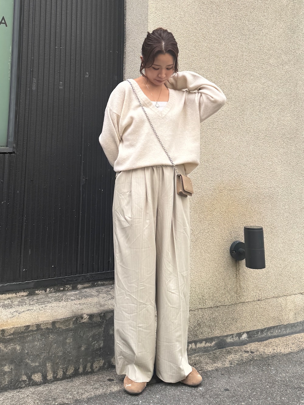 ホワイト系のニット/セーター、ベージュ系のその他パンツを着用したレディースの冬コーディネートの2枚目の写真