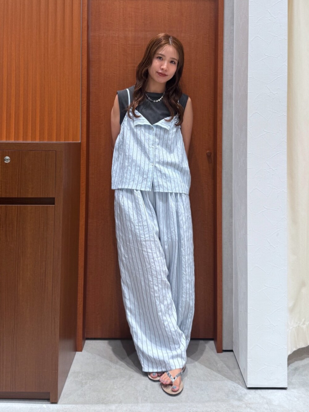 ブルー系のその他パンツ、グレー系のタンクトップ、ブルー系のキャミソールを着用したレディースの夏コーディネートの2枚目の写真