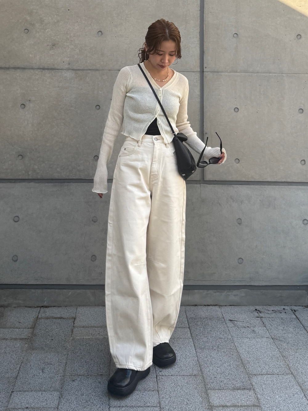 ホワイト系のカーディガン/ボレロ、ホワイト系のデニムパンツを着用したレディースの春コーディネートの8枚目の写真