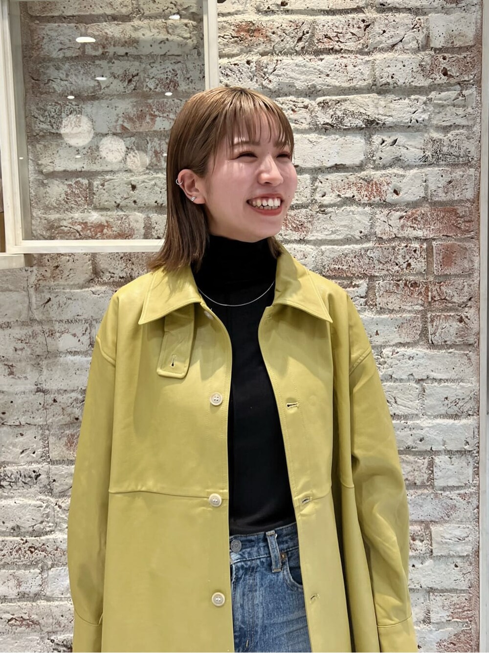 ブルー系のデニムパンツ、ブルー系のデニムパンツ、イエロー系のブルゾンを着用したレディースの秋コーディネートの8枚目の写真