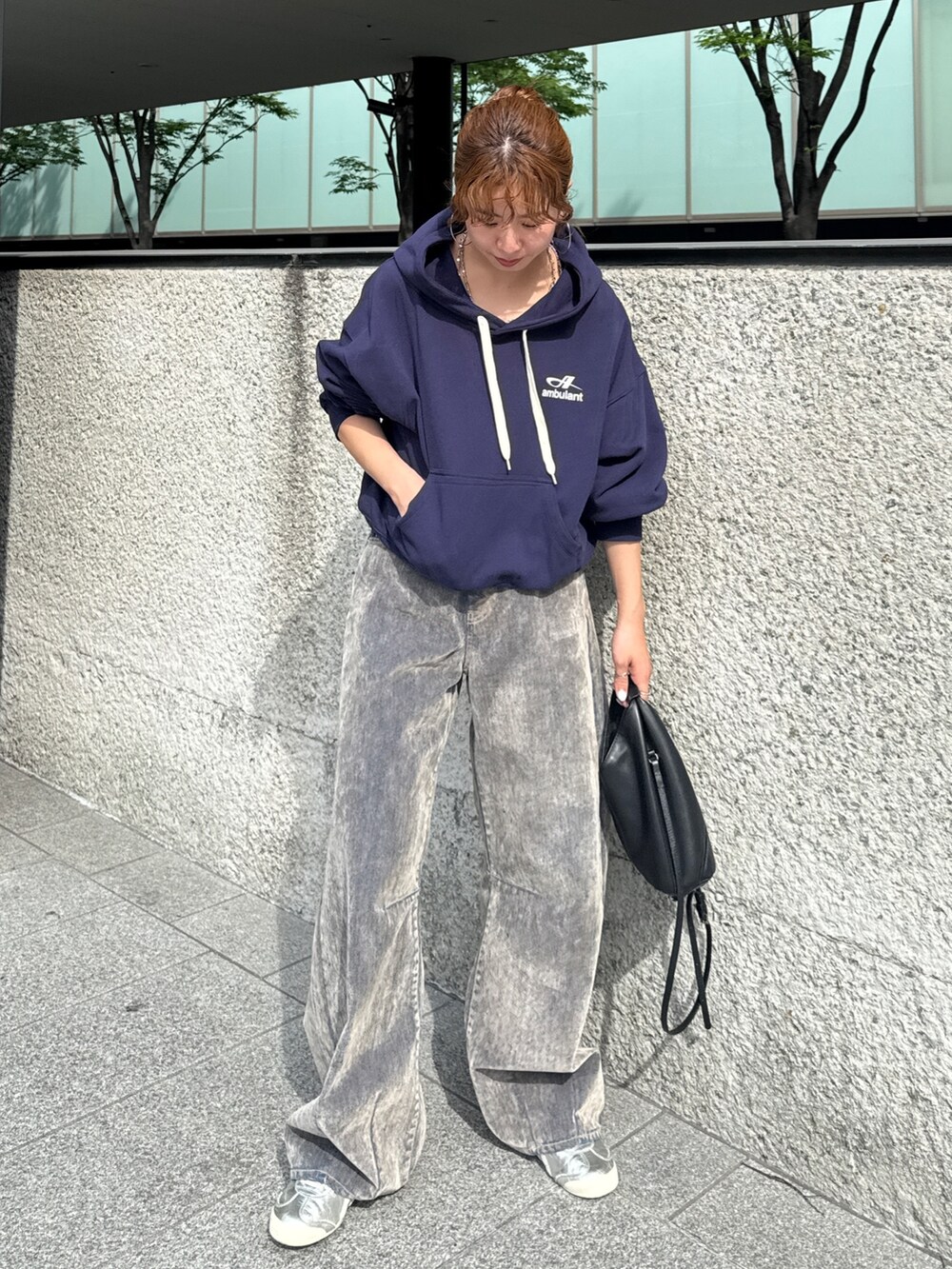 ベージュ系のデニムパンツ、ブルー系のパーカーを着用したレディースの夏コーディネートの6枚目の写真