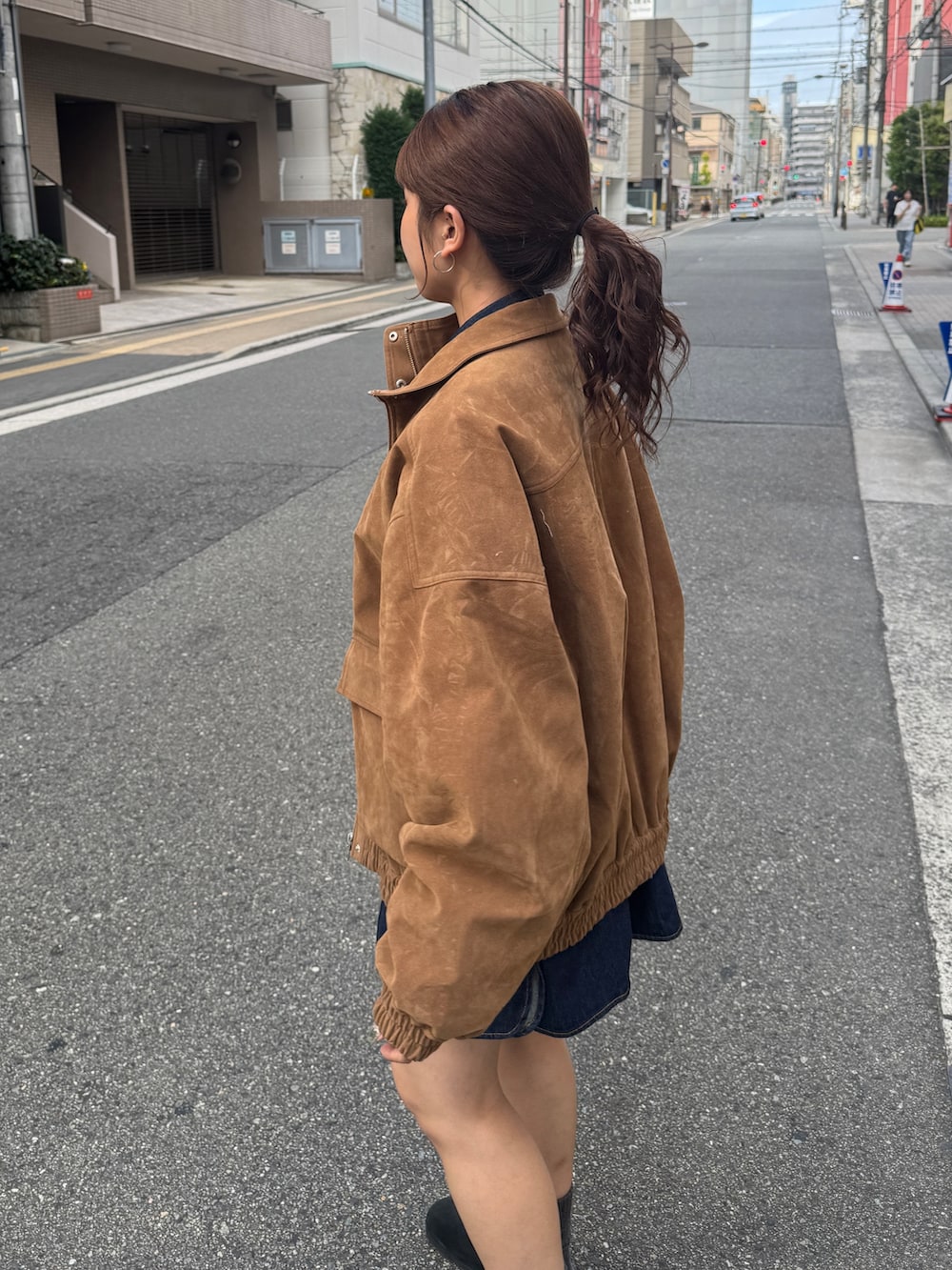 ブルー系のシャツ/ブラウス、ブラウン系のブルゾンを着用したレディースの秋コーディネートの10枚目の写真