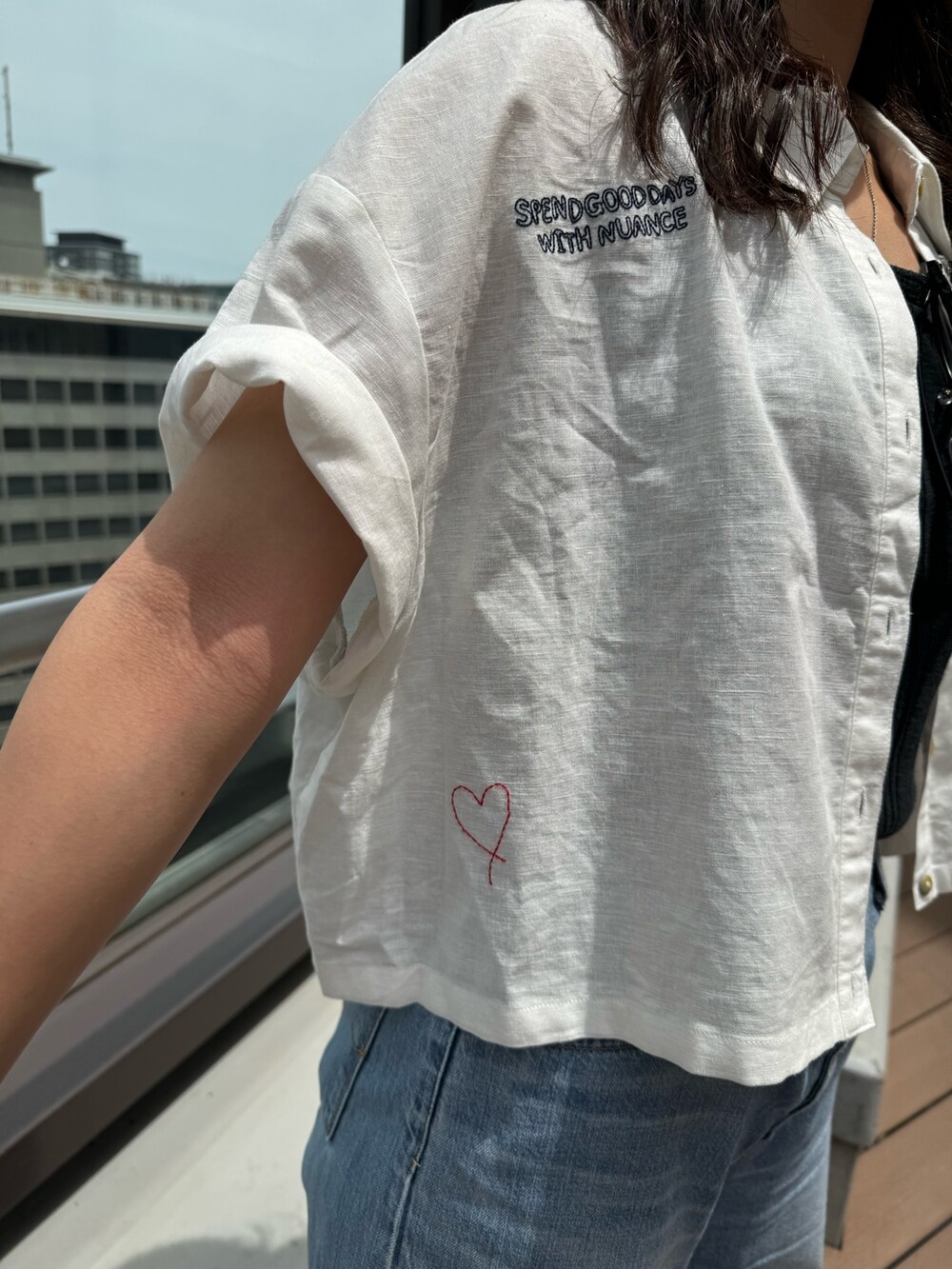 ブルー系のデニムパンツ、グレー系のTシャツ/カットソー、ホワイト系のシャツ/ブラウスを着用したレディースの夏コーディネートの10枚目の写真