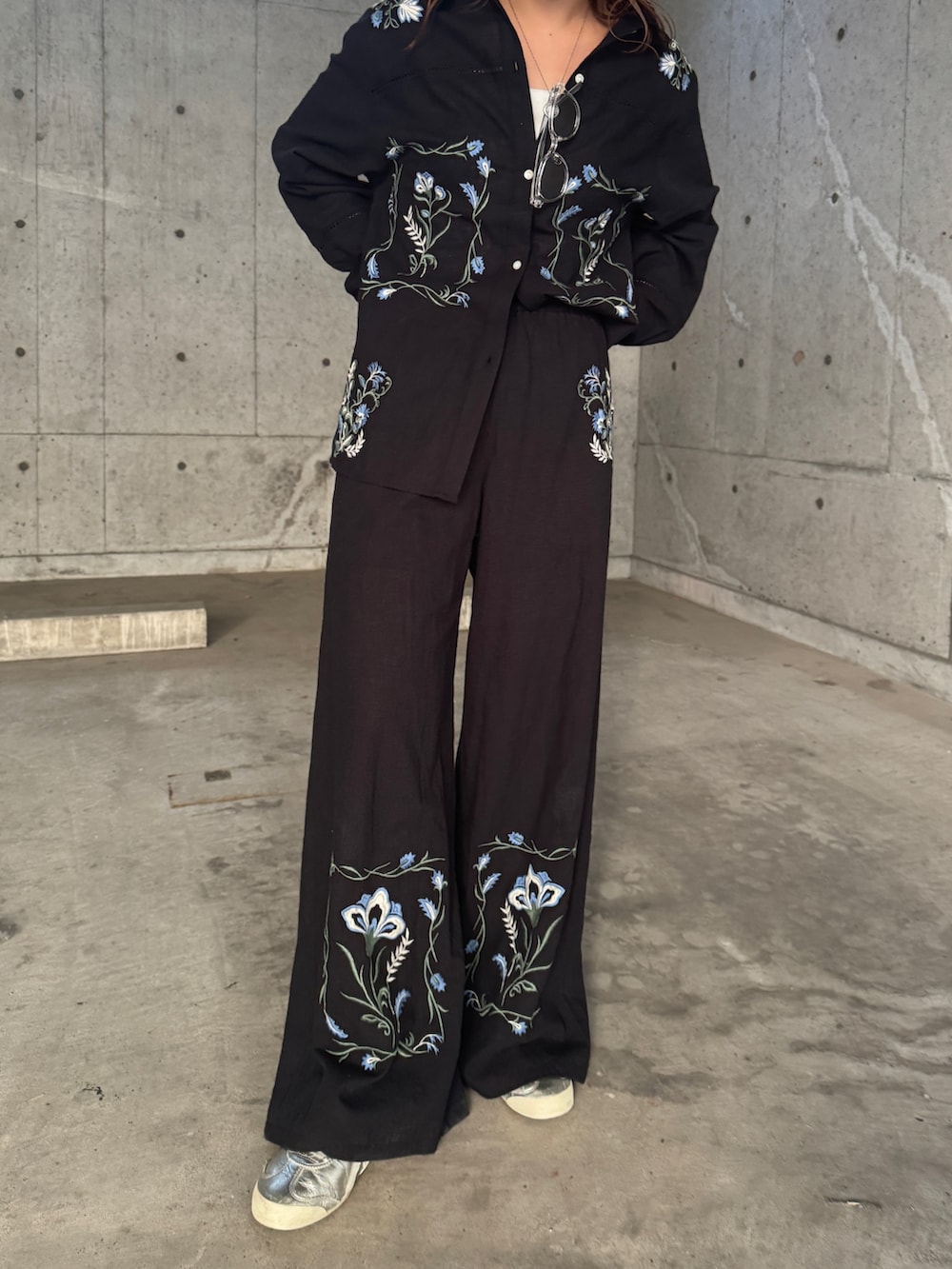 ベージュ系のブルゾン、ブラック系のシャツ/ブラウス、ブラック系のその他パンツを着用したレディースの冬コーディネートの7枚目の写真