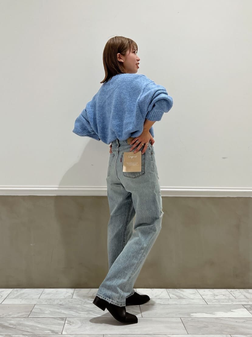 ブルー系のデニムパンツ、ブルー系のデニムパンツ、ブルー系のニット/セーターを着用したレディースの秋コーディネートの6枚目の写真