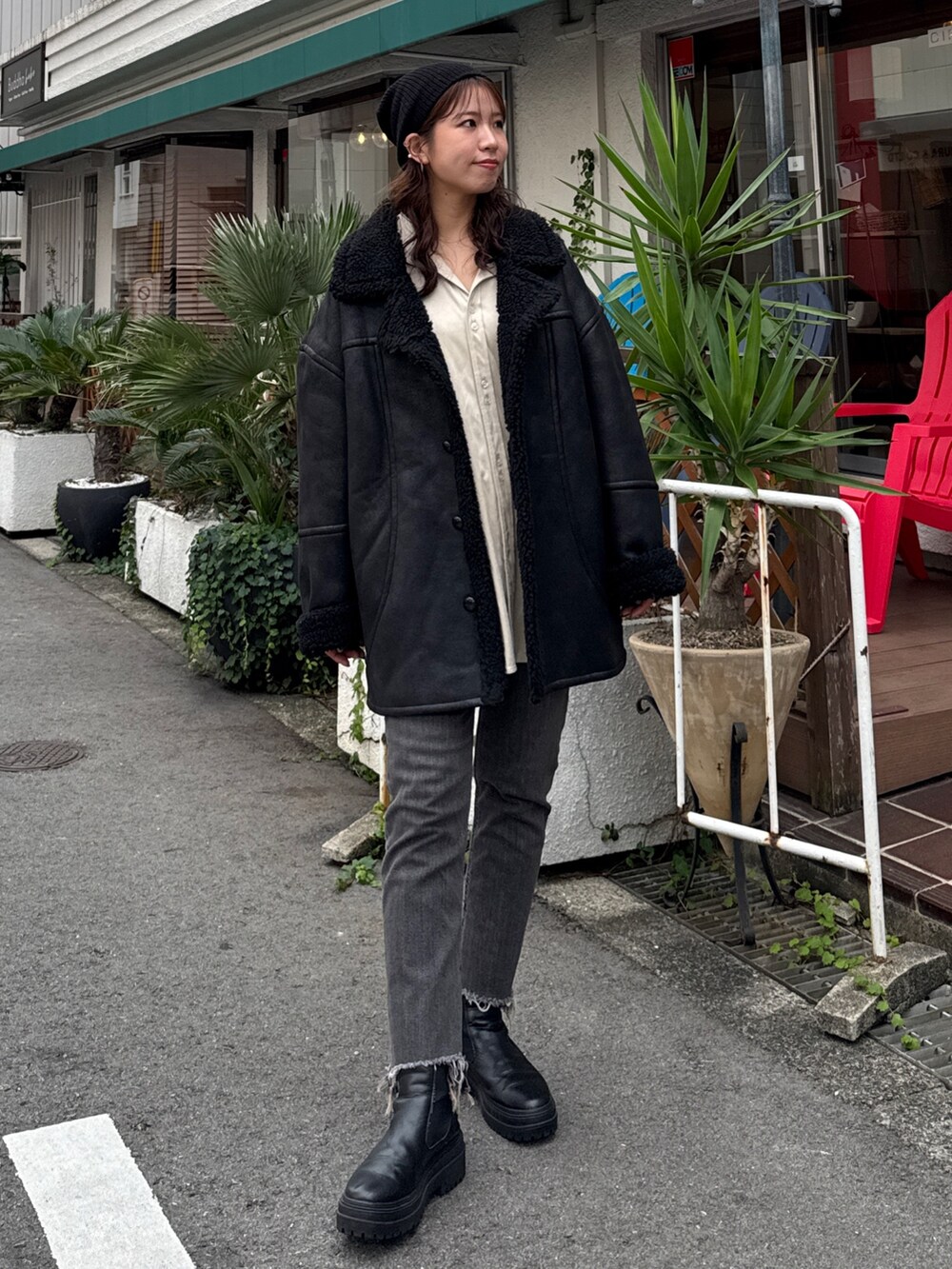 ホワイト系のシャツ/ブラウス、ブラック系のデニムパンツ、ブラック系のブルゾンを着用したレディースの秋コーディネートの2枚目の写真