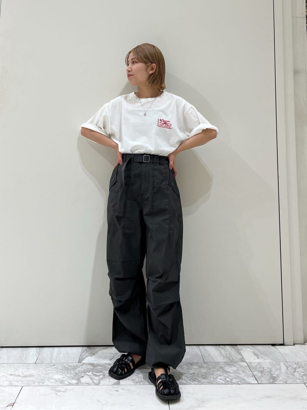 ホワイト系のTシャツ/カットソー、グレー系のその他パンツを着用したレディースの春コーディネートの3枚目の写真