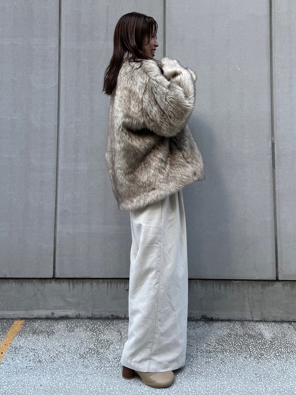ベージュ系のダウンジャケット/コート、ホワイト系のその他パンツを着用したレディースの秋コーディネートの3枚目の写真