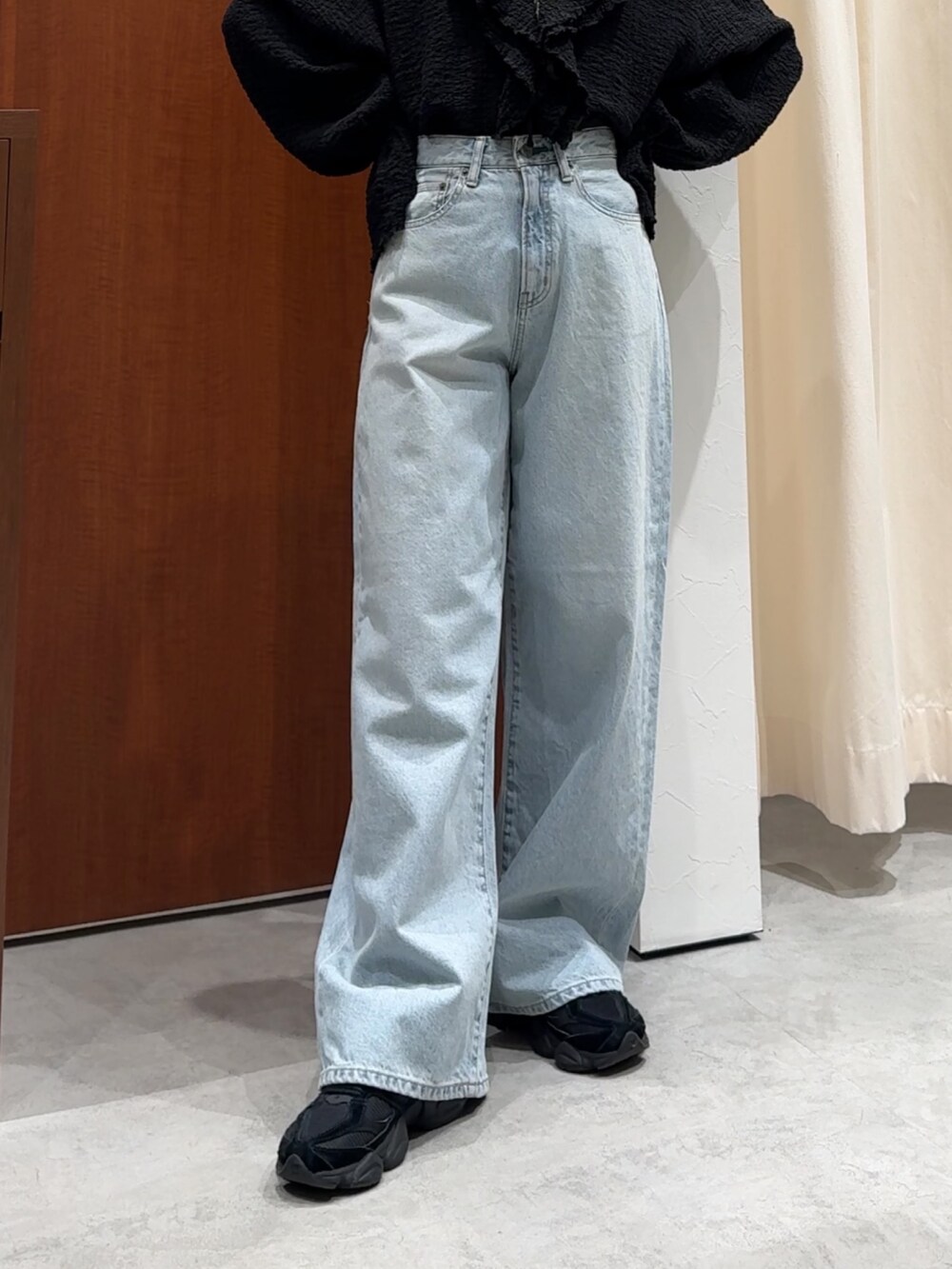 ブラック系のシャツ/ブラウス、ブルー系のデニムパンツを着用したレディースの春コーディネートの5枚目の写真