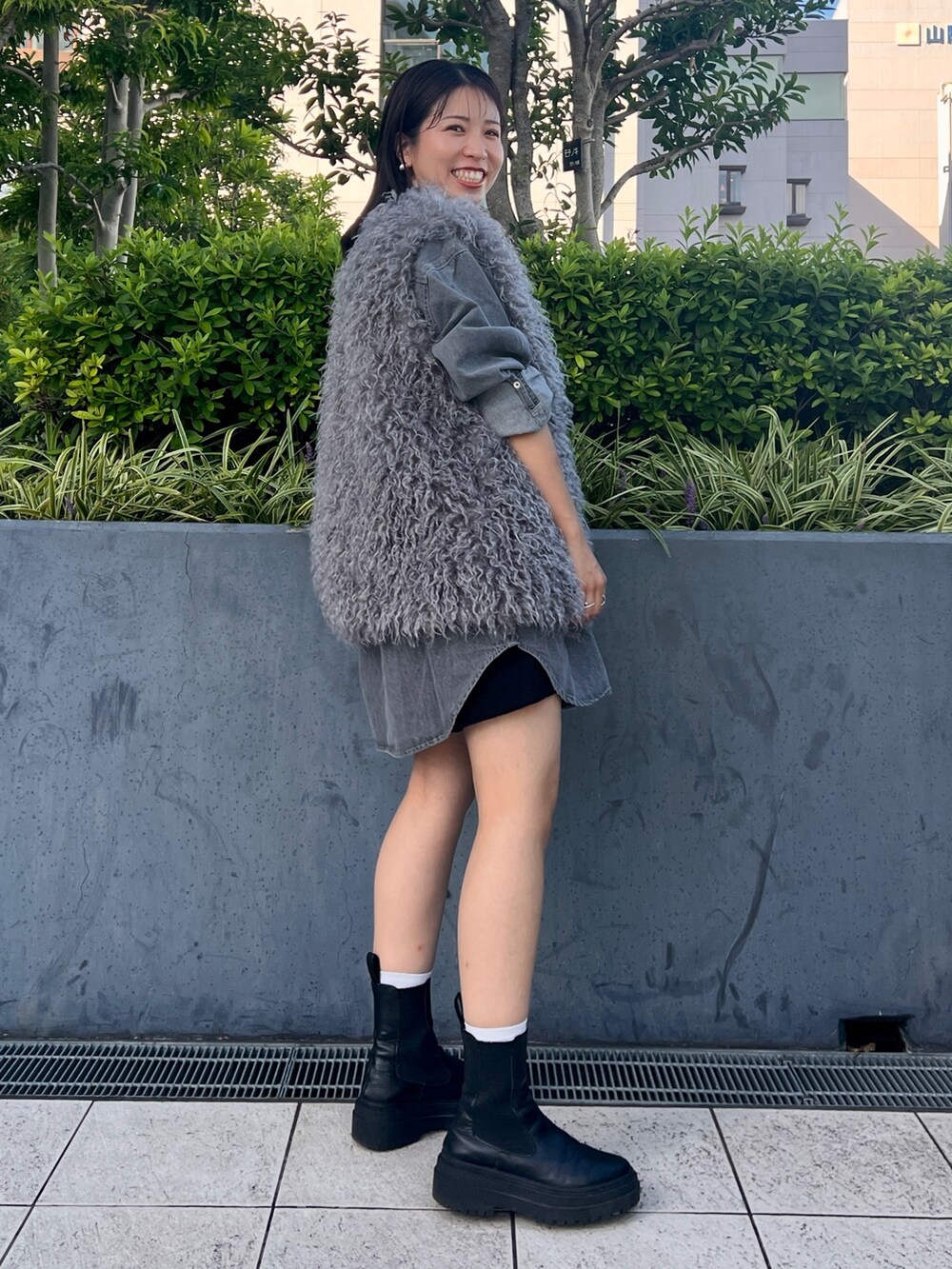 グレー系のベスト、ブラック系のシャツ/ブラウスを着用したレディースの秋コーディネートの5枚目の写真