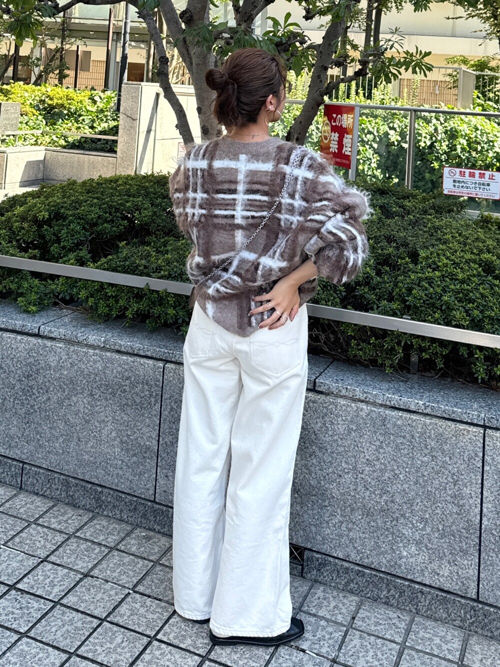 ブラウン系のニット/セーター、ホワイト系のデニムパンツを着用したレディースの秋コーディネートの7枚目の写真