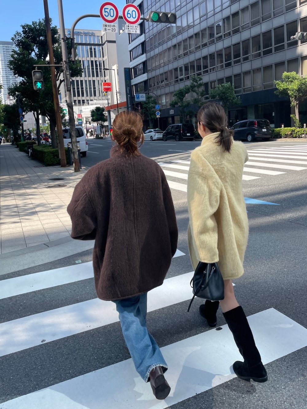 ブラウン系のダウンジャケット/コート、ブルー系のデニムパンツ、ブラウン系のブーツを着用したレディースの秋コーディネートの10枚目の写真