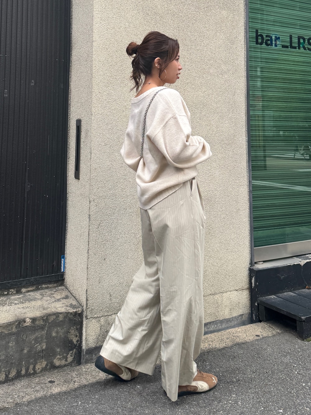 ホワイト系のニット/セーター、ベージュ系のその他パンツを着用したレディースの冬コーディネートの3枚目の写真