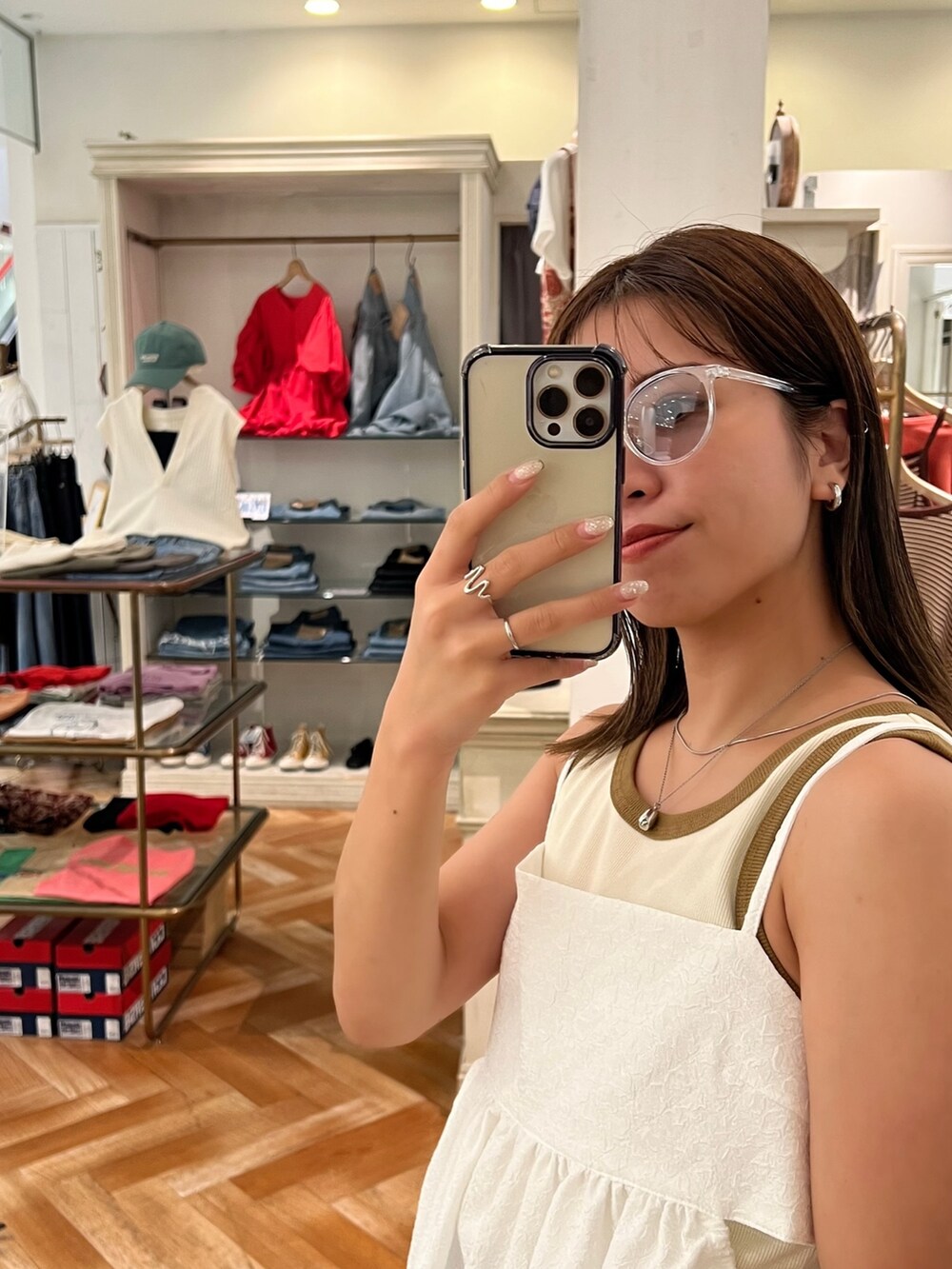 ホワイト系のキャミソール、ブルー系のデニムパンツ、ホワイト系のTシャツ/カットソーを着用したレディースの夏コーディネートの4枚目の写真