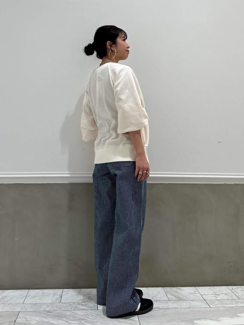 その他のデニムパンツ、ホワイト系のカーディガン/ボレロを着用したレディースの冬コーディネートの3枚目の写真