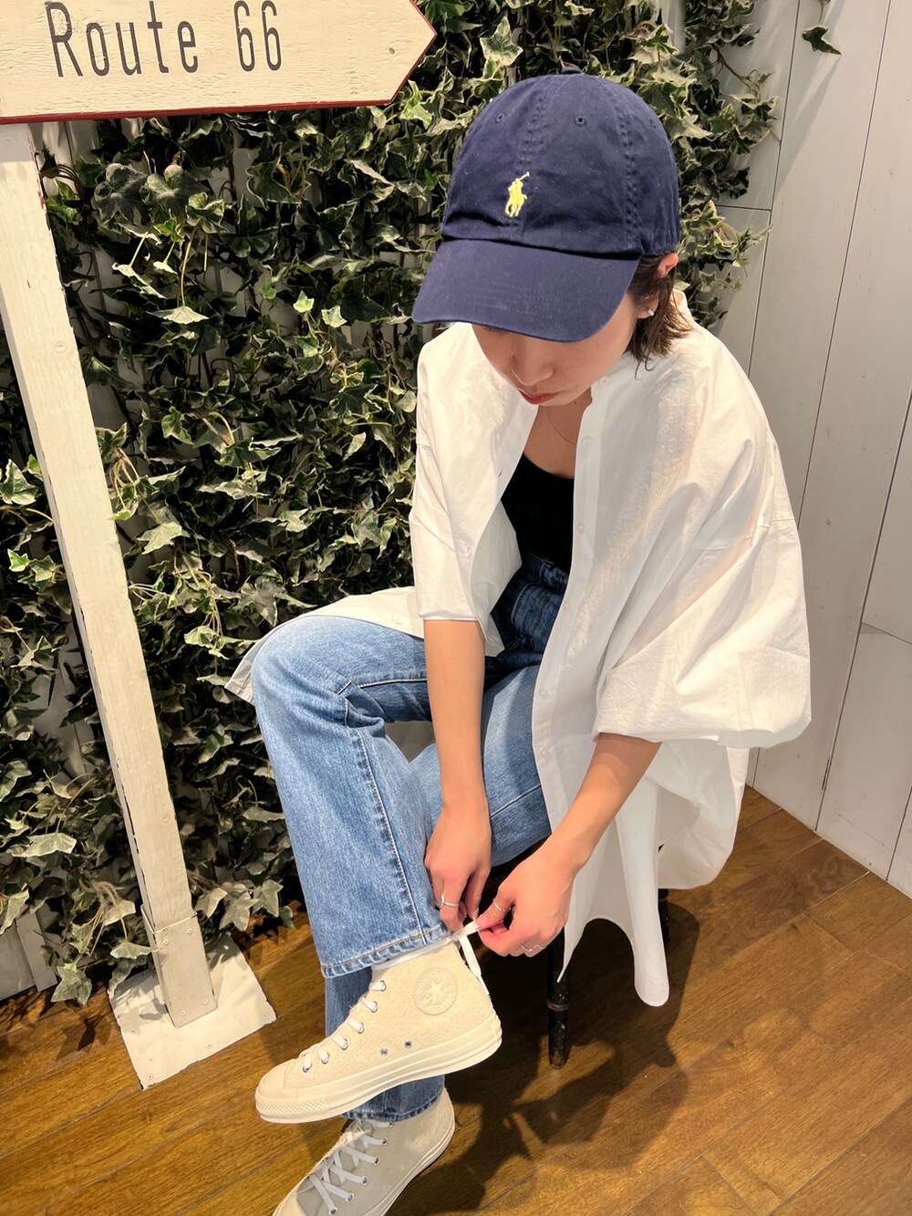 ホワイト系のシャツ/ブラウス、ブルー系のデニムパンツ、ホワイト系のスニーカーを着用したレディースの冬コーディネートの7枚目の写真