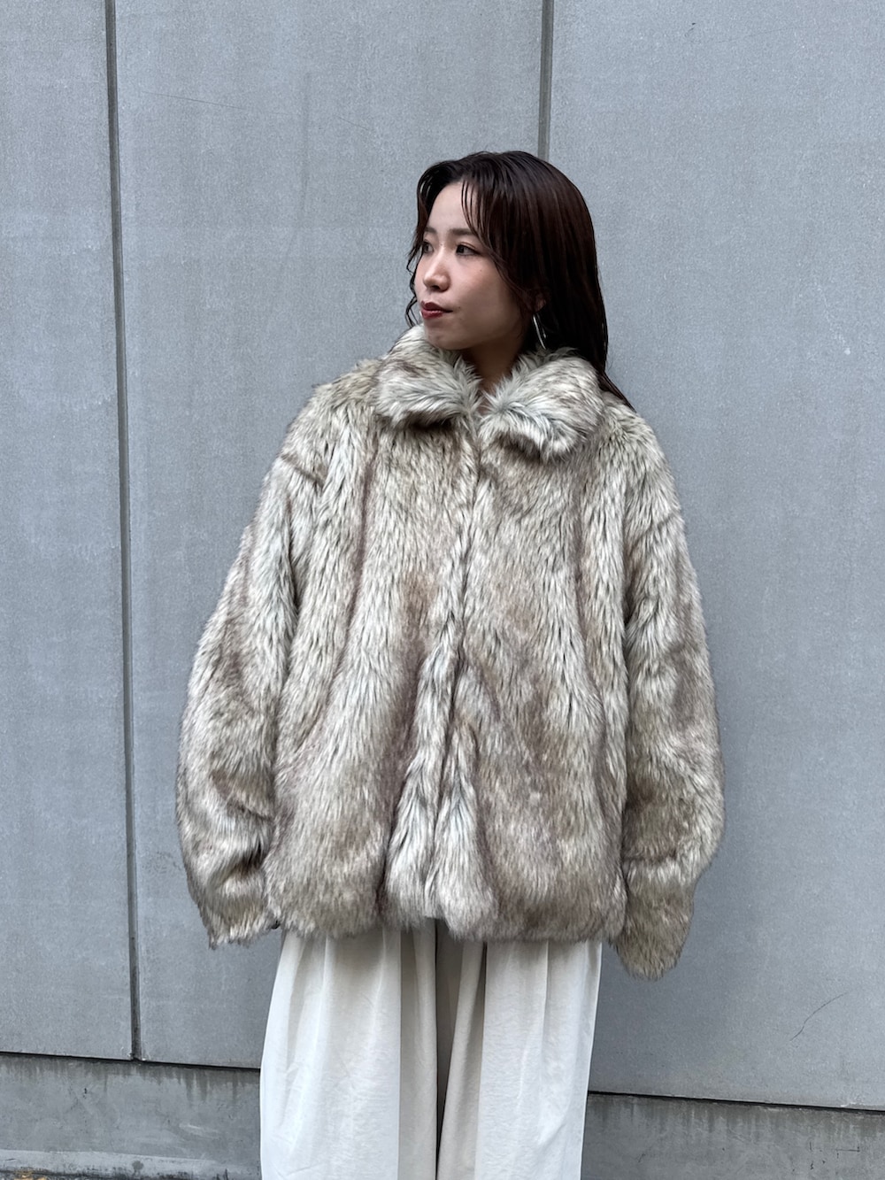 ベージュ系のダウンジャケット/コート、ホワイト系のその他パンツを着用したレディースの秋コーディネートの7枚目の写真