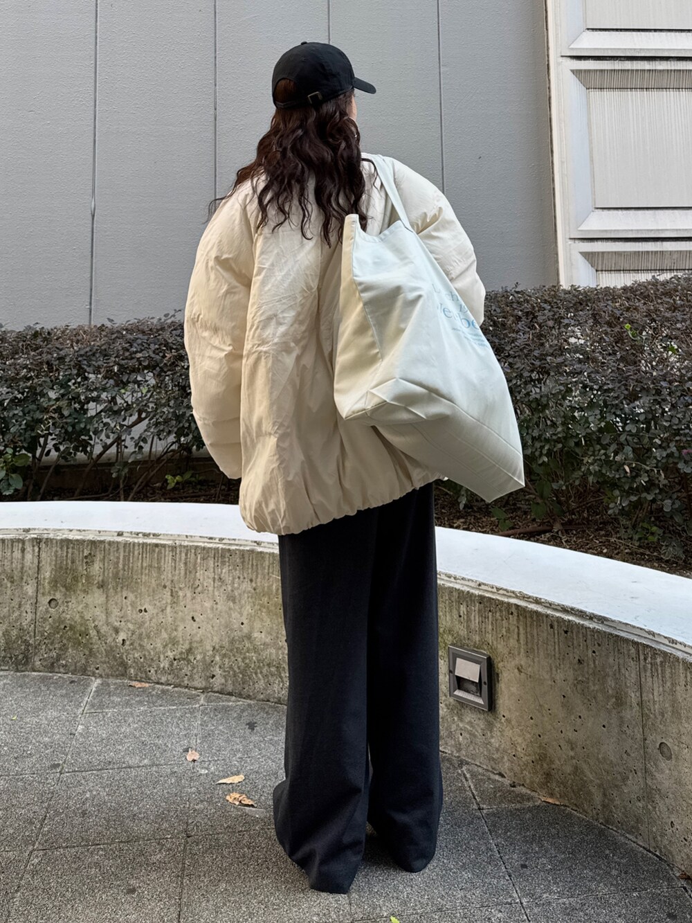 ホワイト系のニット/セーター、グレー系のその他パンツ、ホワイト系のブルゾンを着用したレディースの冬コーディネートの5枚目の写真