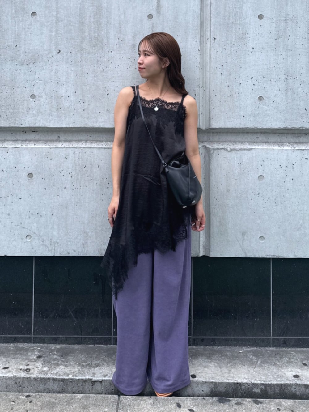ブルー系のデニムジャケット、ブラック系のワンピース、パープル系のその他パンツを着用したレディースの夏コーディネートの7枚目の写真