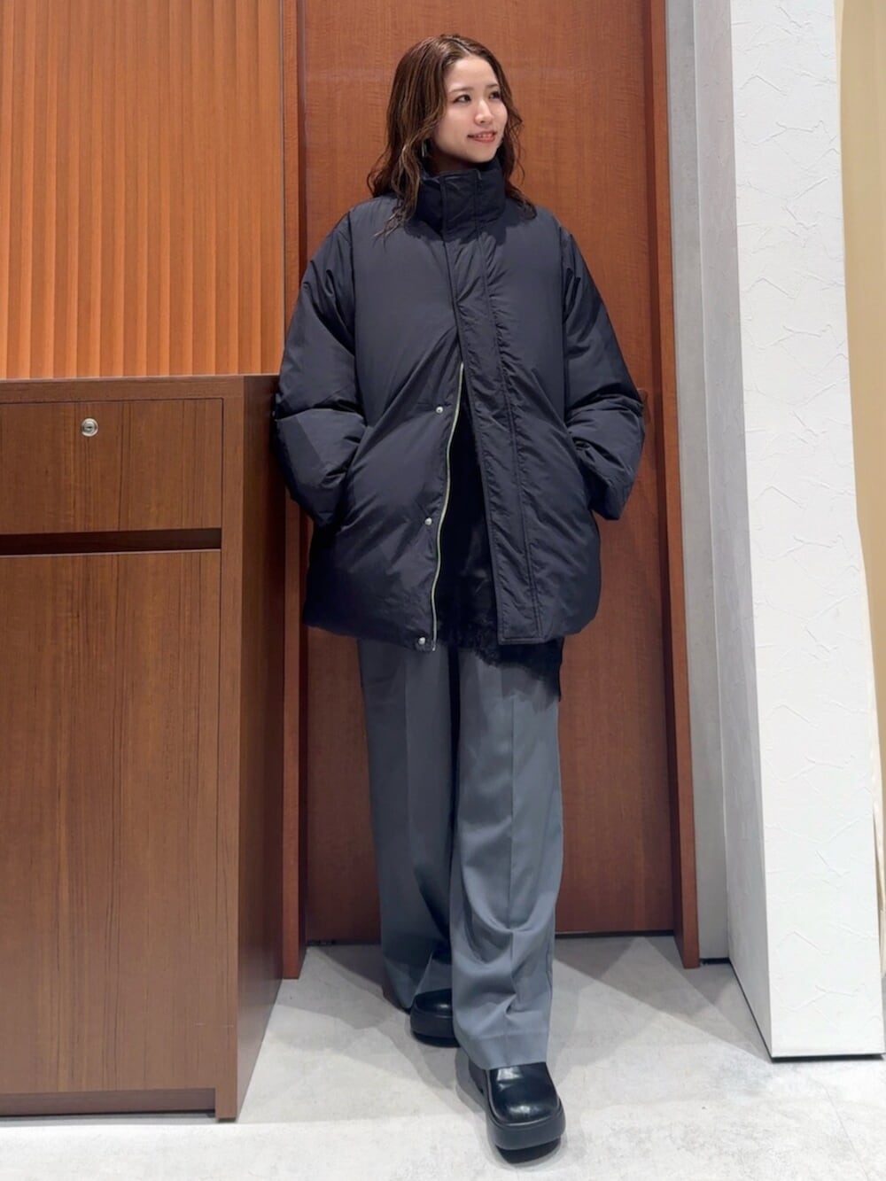 ブラック系のダウンジャケット/コート、グレー系のその他パンツ、ブラック系のキャミソールを着用したレディースの冬コーディネートの10枚目の写真