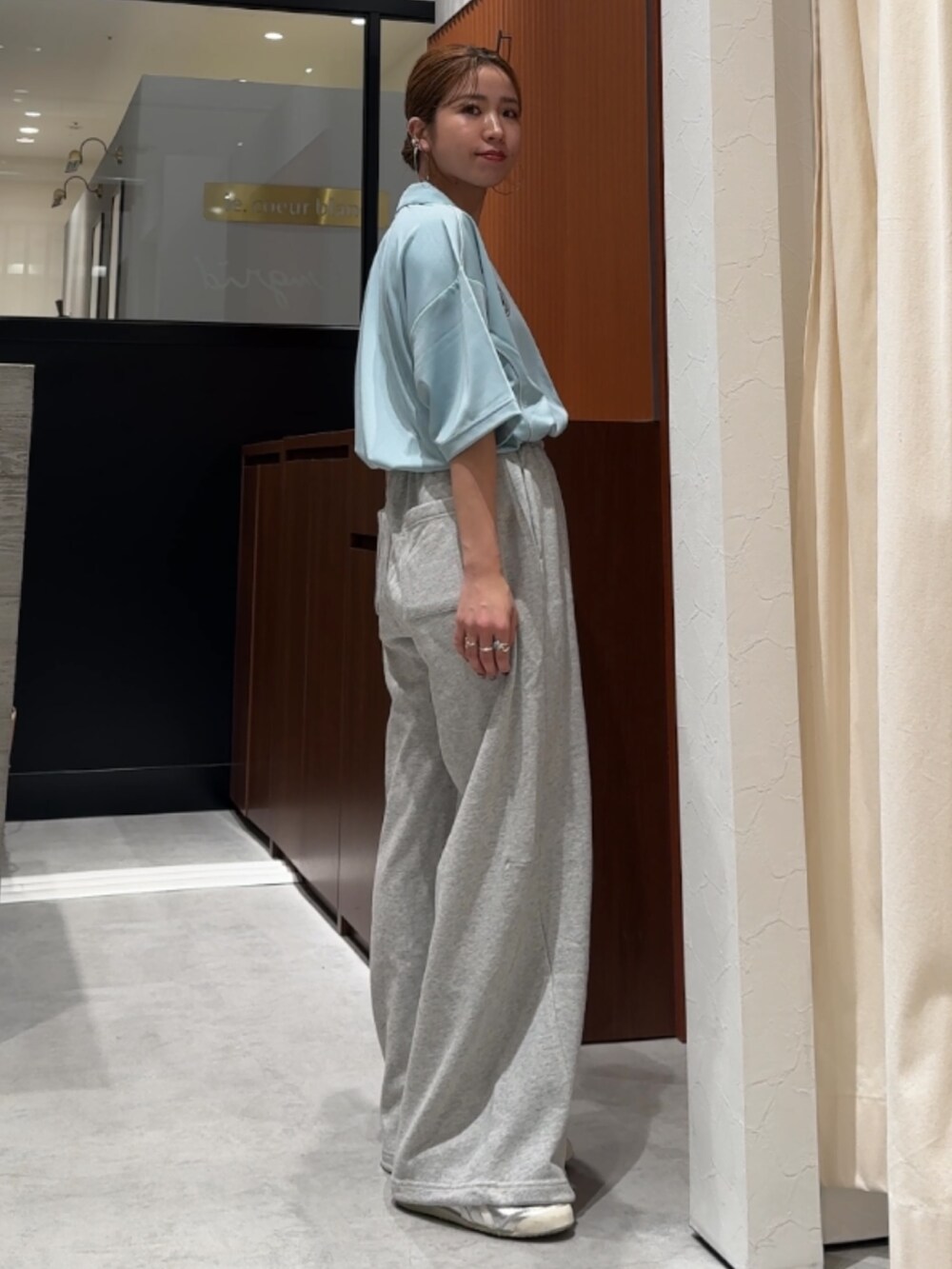 グレー系のスウェットパンツ、ブルー系のシャツ/ブラウスを着用したレディースの春コーディネートの3枚目の写真