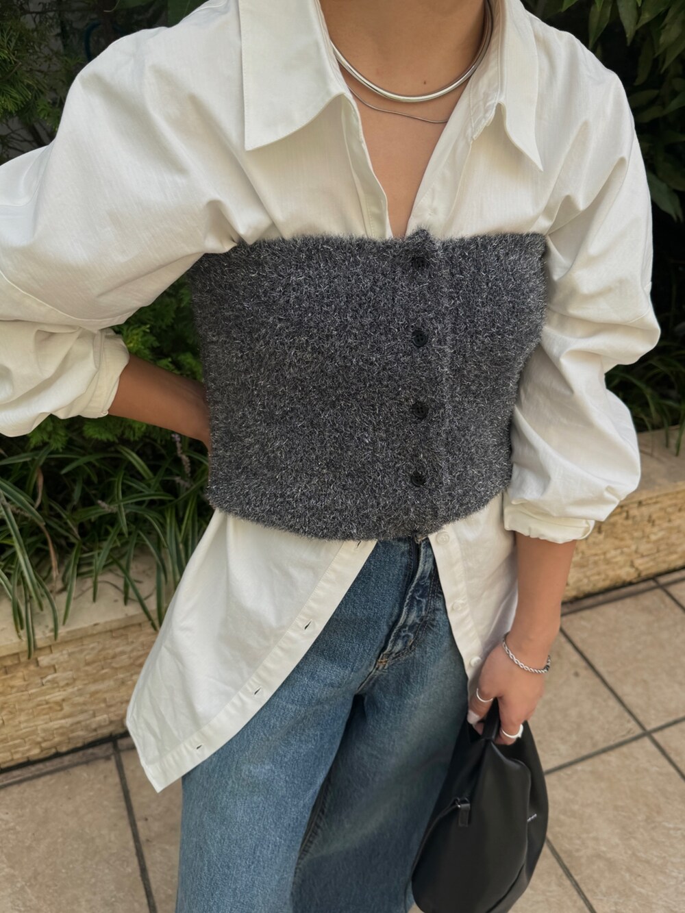 ブルー系のデニムパンツ、ホワイト系のシャツ/ブラウス、ブラック系のニット/セーターを着用したレディースの秋コーディネートの10枚目の写真