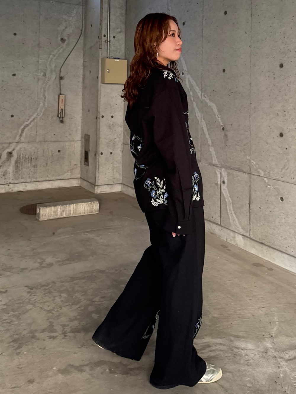 ベージュ系のブルゾン、ブラック系のシャツ/ブラウス、ブラック系のその他パンツを着用したレディースの冬コーディネートの10枚目の写真