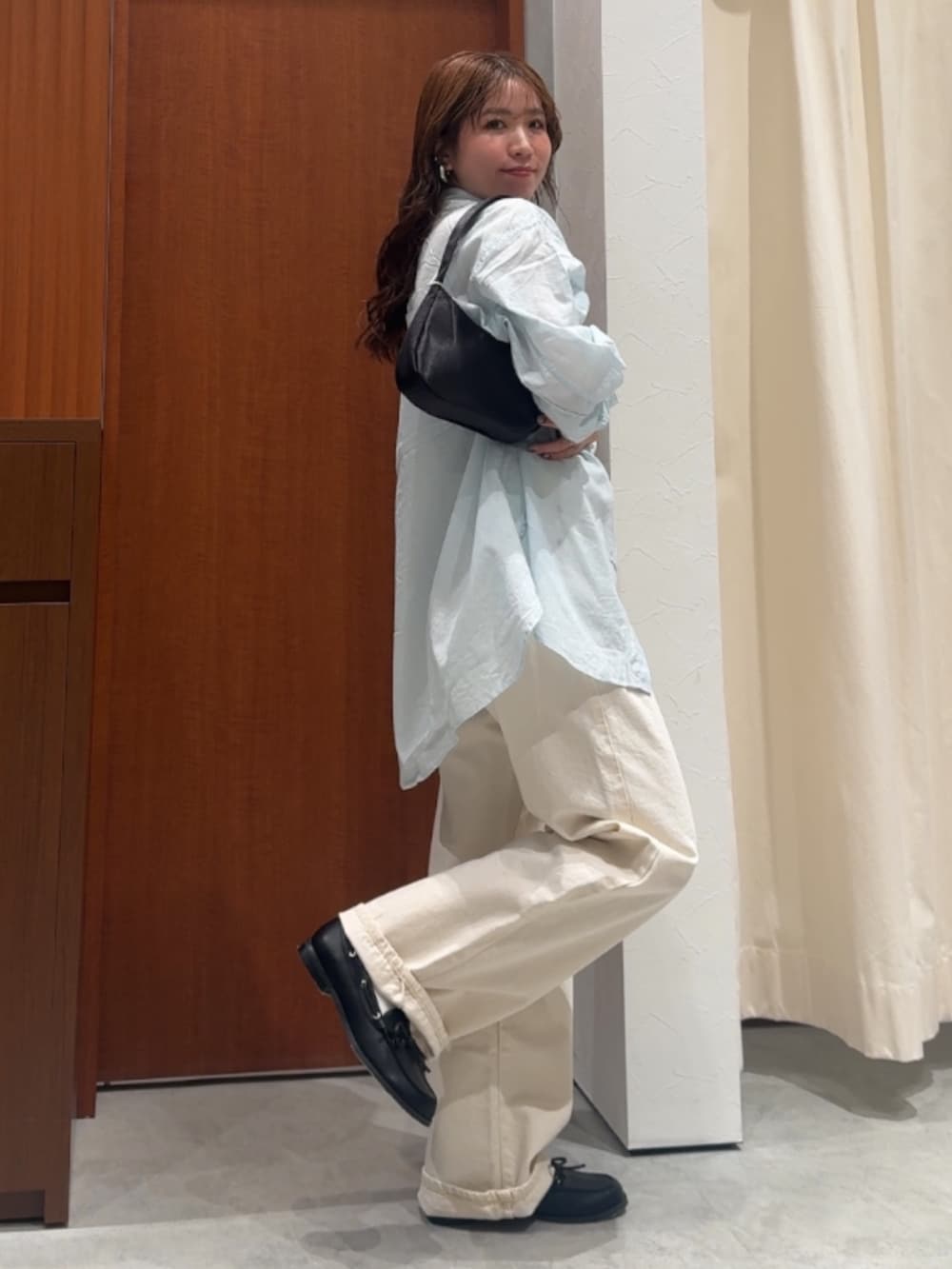 ホワイト系のデニムパンツ、ブルー系のシャツ/ブラウス、ブラック系のローファーを着用したレディースの春コーディネートの8枚目の写真