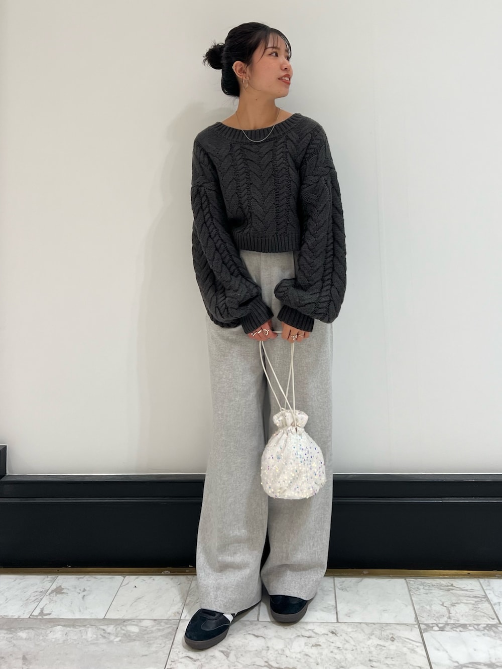 グレー系のその他パンツ、グレー系のニット/セーター、ホワイト系のハンドバッグを着用したレディースの冬コーディネートの4枚目の写真