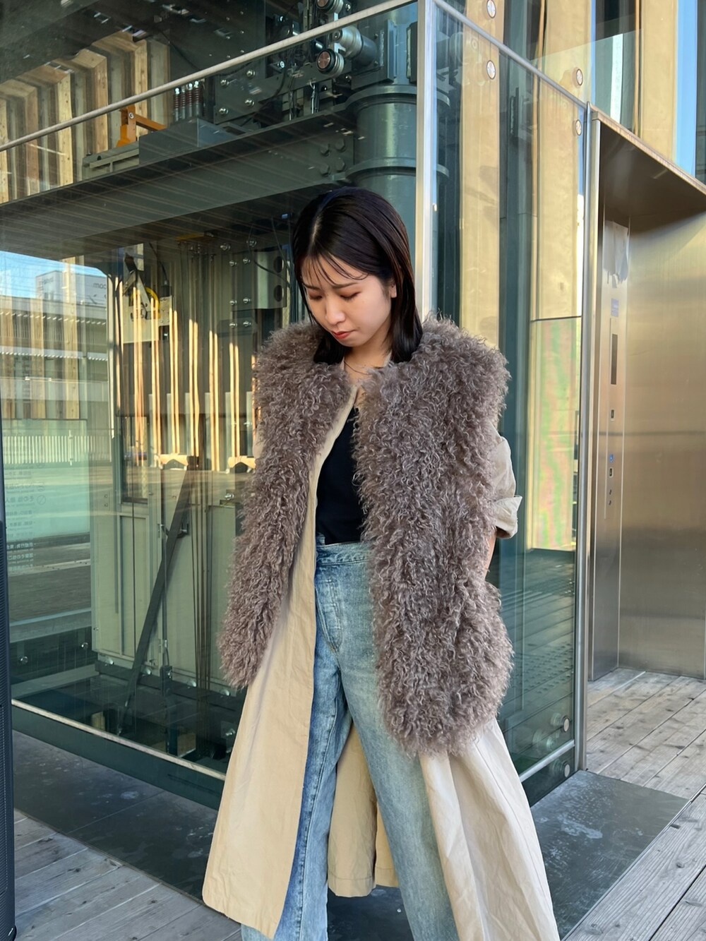 グリーン系のローファー、ブルー系のデニムパンツ、ブラック系のキャミソールを着用したレディースの秋コーディネートの5枚目の写真