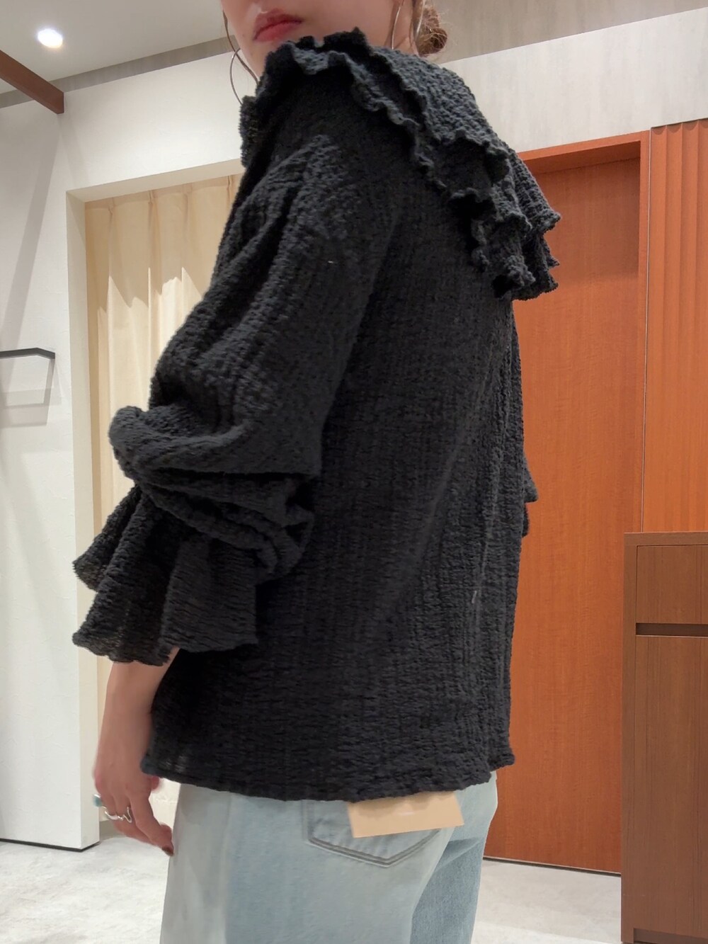 ブラック系のシャツ/ブラウス、ブルー系のデニムパンツを着用したレディースの春コーディネートの9枚目の写真