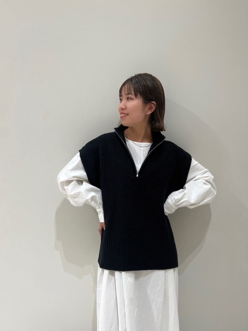 ブラック系のニット/セーター、ブラック系のワンピース、ブラック系のブーツを着用したレディースの冬コーディネートの5枚目の写真