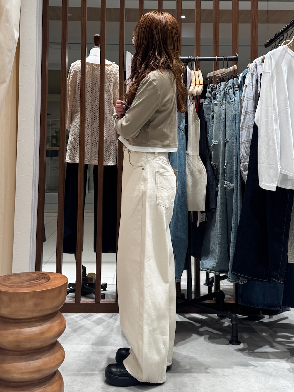 ホワイト系のデニムパンツ、ベージュ系のTシャツ/カットソーを着用したレディースの春コーディネートの2枚目の写真